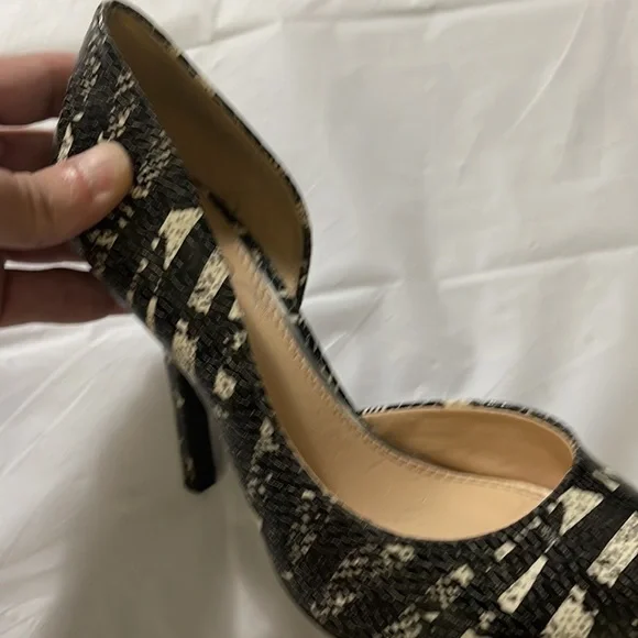 BCBG Women’s faux snake skin design. Gently used. Size 6.5 - Picture 9 of 11